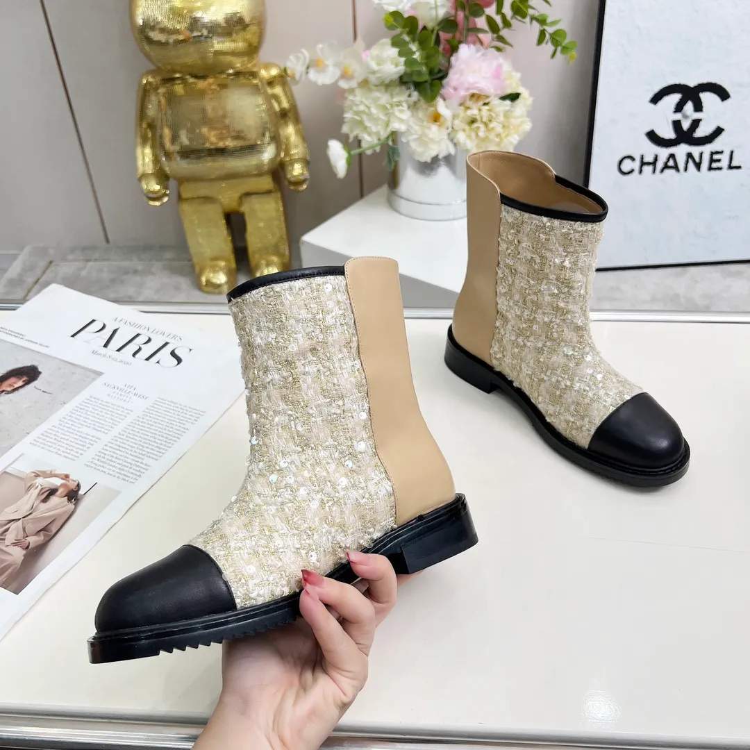 👟👟Ex-factory price 720👟👟 High version of Chanel CHANEL, 🌞🌞🌞Xiaoxiang’s latest 2025 autumn and winter short boots, a must-have item for this autumn and winter season! ! Ms. Chanel loves simple yet irresistible combinations to show her unique style. Mix and match freely to shine⚡Follow Grandma’s fashion steps! ! ! The top-notch craftsmanship and texture are perfectly presented. No matter any details, you can compare them with the counters. The best quality products can be entered and exited from the counters at will! ❶Fabric: imported sheepskin with customized fabrics ❷Lining: sheepskin lining ❸Foot pads: sheepskin ❹Outsole: original molded sole ❺Heel height: 3.5cm ❻Boot shaft height: total height 7 inches ❼Number: 35-40 (40 and 41 are customized and cannot be returned)